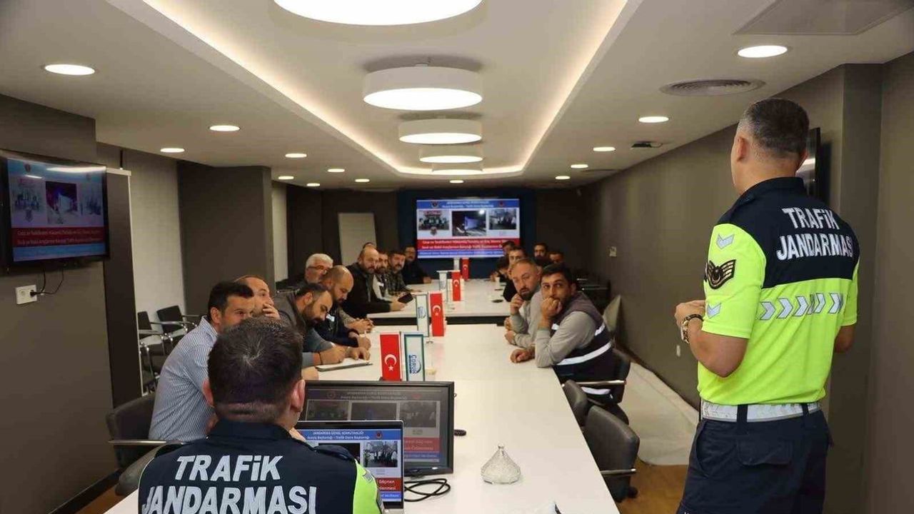 Gümüşhane'de kurum çalışanlarına verilen eğitimle trafik güvenliği güçlendiriliyor