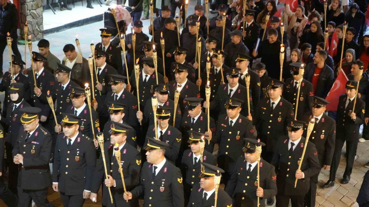Gümüşhane'de meşaleler ve marşlarla 103. yıl coşkusu