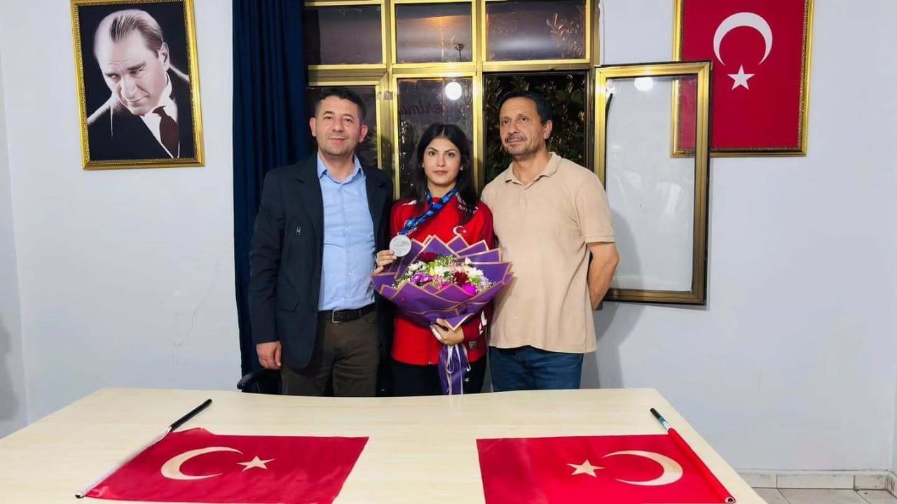 Gümüşle döndü: Feke'nin milli güreşçisi Avrupa ikincisi Damla Ünal