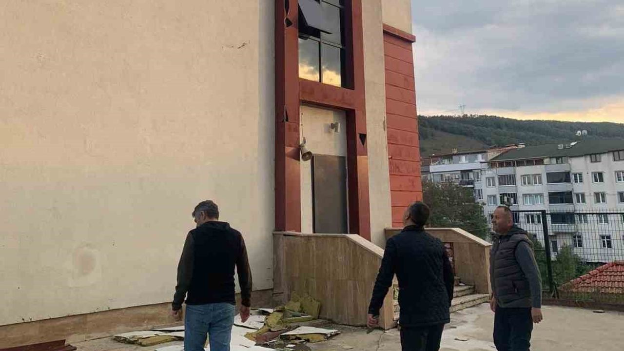 Gümüşova'da gece fırtınası okul cephesinde hasar verdi, eğitim güvende