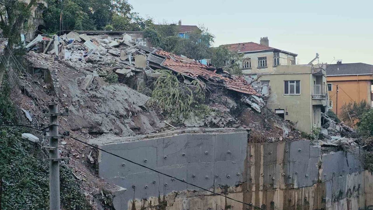 Gün ağarınca Zonguldak'ta çöken binanın çevresinde 7 bina boşaltıldı