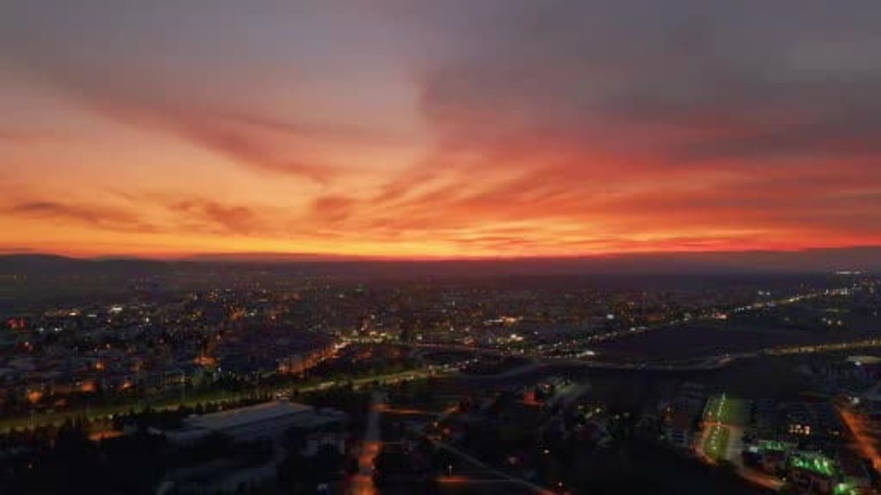 Gün batımında Eskişehir'in renkleri dronla kent siluetini boyadı
