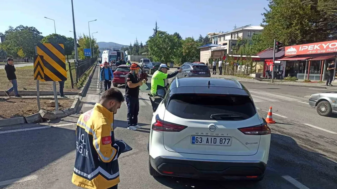 Gündoğdu kavşağında çarpışan iki araçta 5 kişi yaralandı