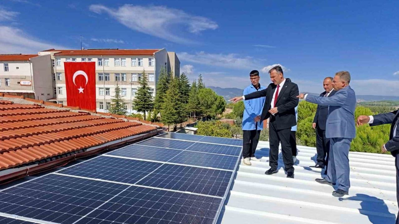 Güneş öğrenci projeleriyle okula enerji sağlıyor
