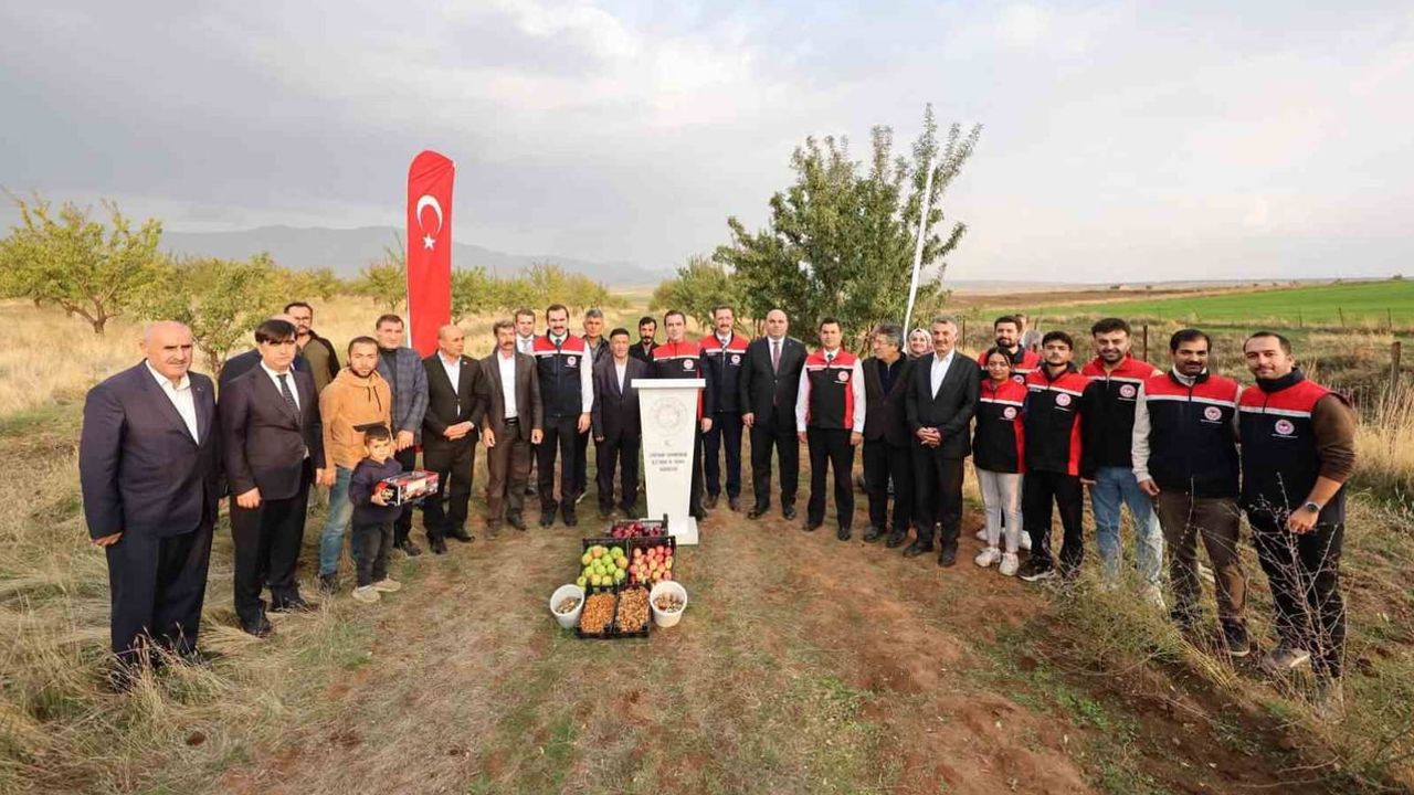 Güroymak'ta badem hasadı sahasında vali Ahmet Karakaya üreticilerle buluştu