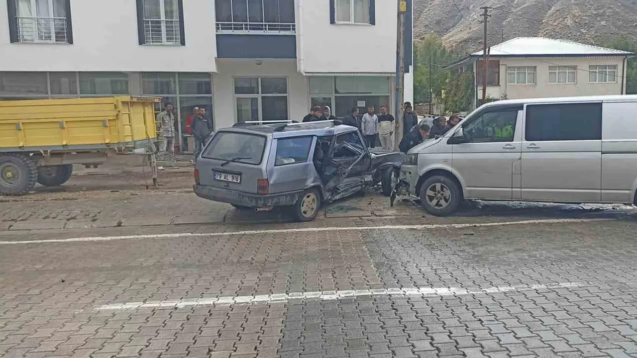 Gürün'de Atatürk Bulvarı'nda çarpışma: dört kişi hastaneye kaldırıldı