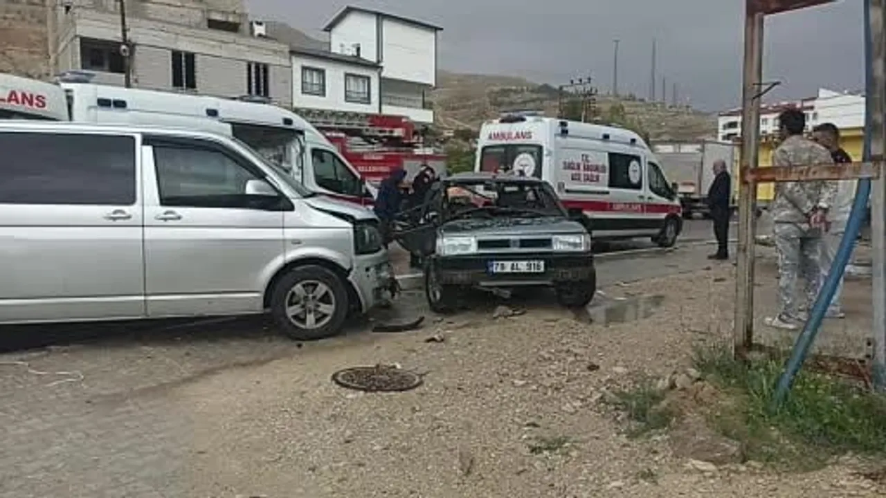 Gürün'de Atatürk Bulvarı'nda iki araç çarpıştı, dört kişi yaralandı