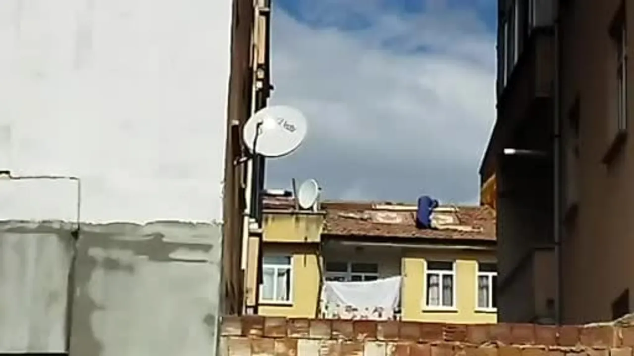 Güvenlik önlemi almadan çatıda halı seren kadın görüntülere yansıdı