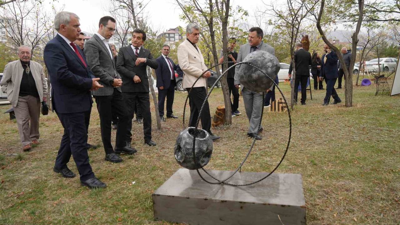 Güzel sanatlar lisesinde Raci Alkır'ın depolarından çıkan eserlerle kurulan sanat bahçesi
