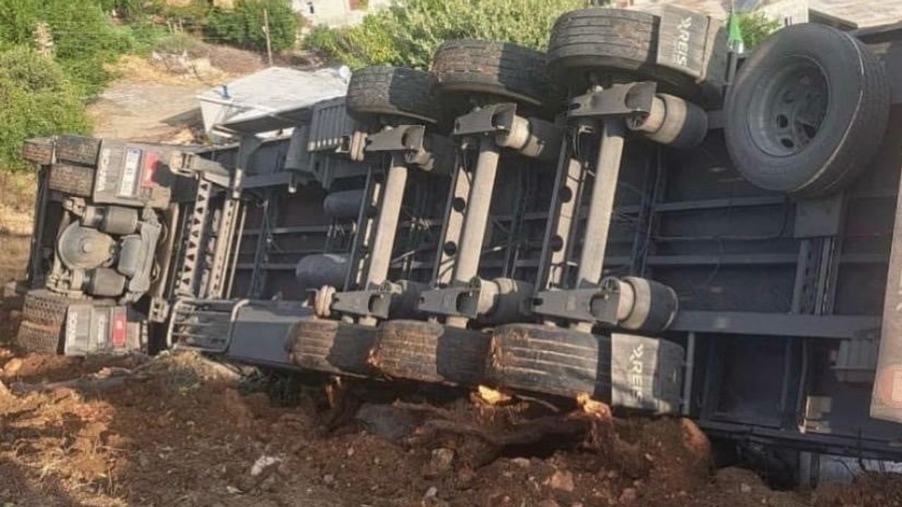 Güzelsu rampasında savrulan tır yan yattı, araçtaki bir kişi hastaneye kaldırıldı