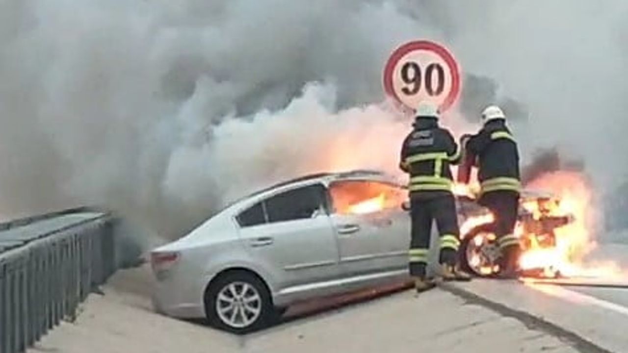 Güzelyalı'da seyir halindeki otomobil motorundan alev aldı