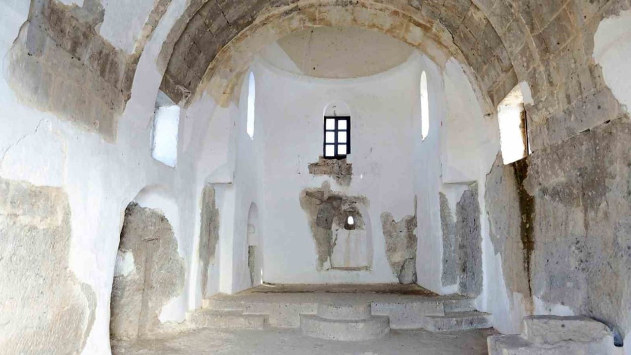 Güzelyurt'un tepesindeki taş kilise tarih ve ziyaretçileri buluşturuyor