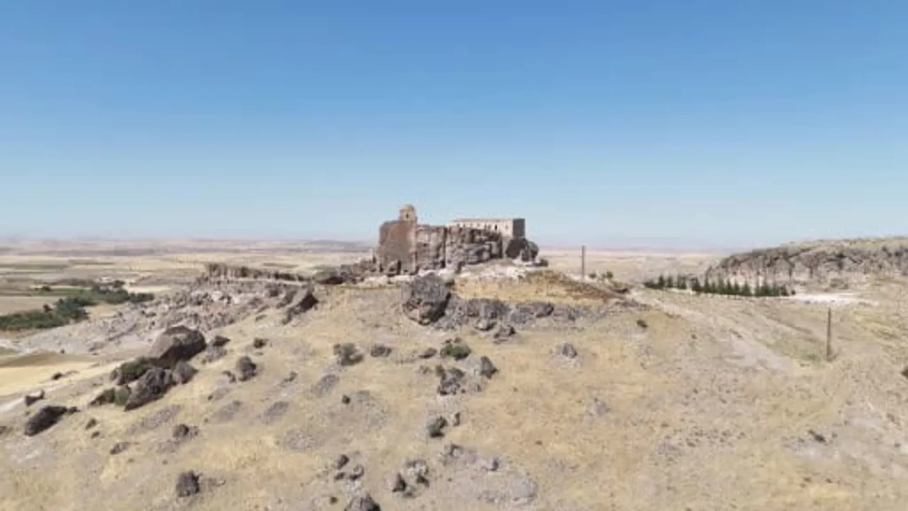 Güzelyurt'un yüzyıllık tanığı Yüksek Kilise ziyaretçi akınına uğruyor