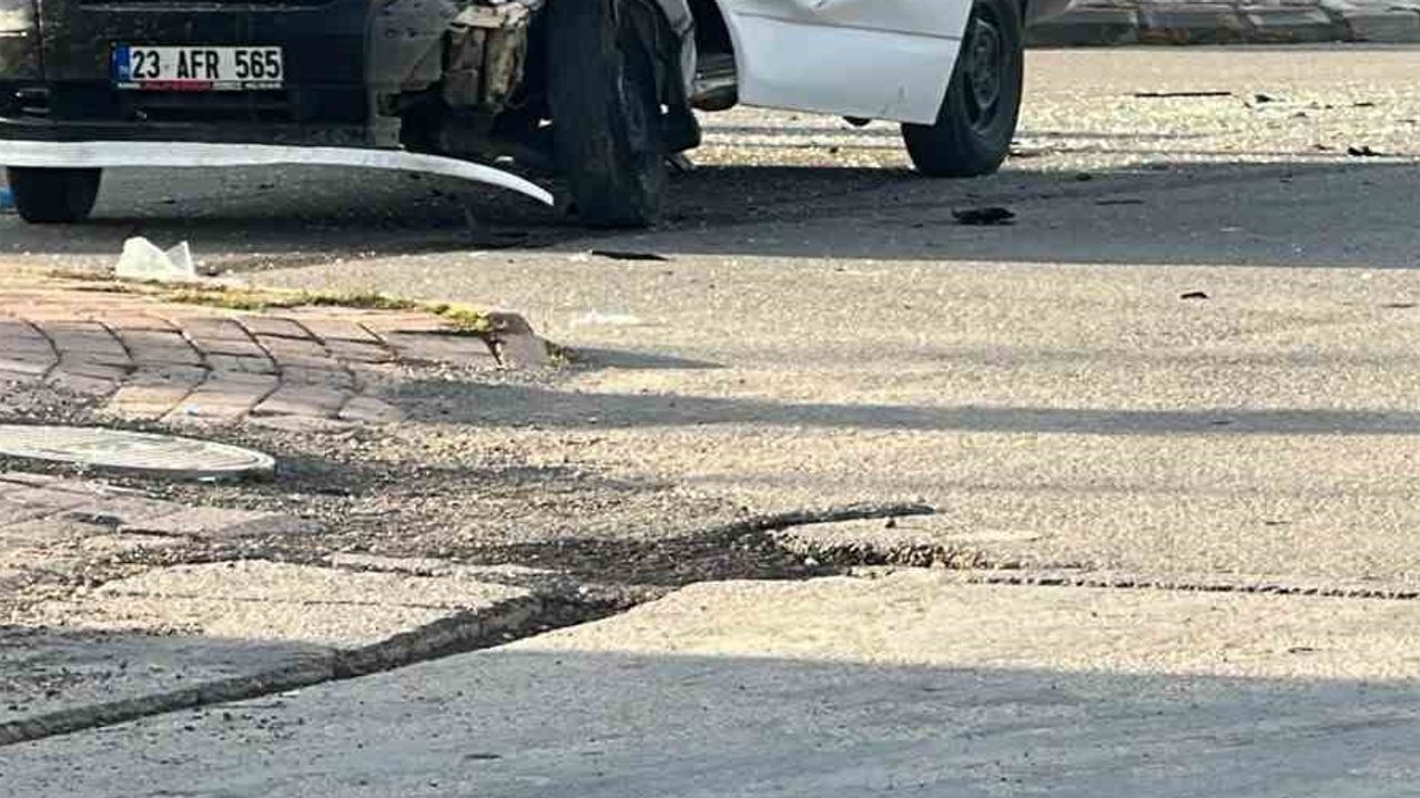 Hacı Saadettin Bulvarı'nda minibüs çarpışması: 4 kişi yaralandı