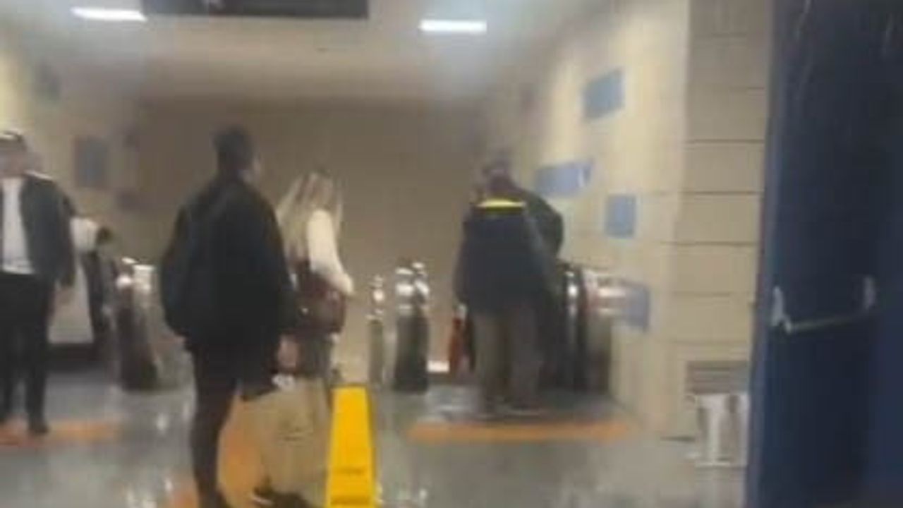 Hacıosman metrosunda tavan akıntısı yolcuları etkiledi