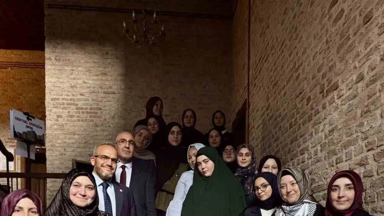 Hafızlık öğrencilerinin çini ve resim sergisi Geçmişten Bir-İz kapsamında açıldı