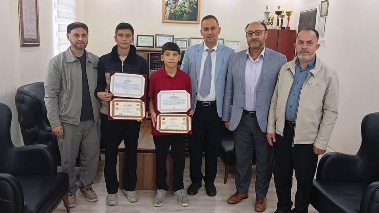 Hafızlık sevinci: Bolvadin'de iki öğrenci icazet aldı