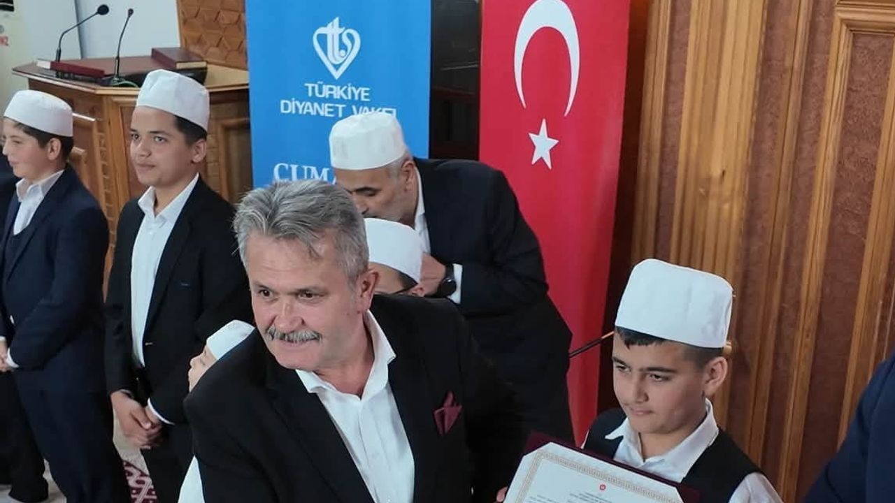 Hafızlık sevincini 12 genç aileleriyle paylaştı