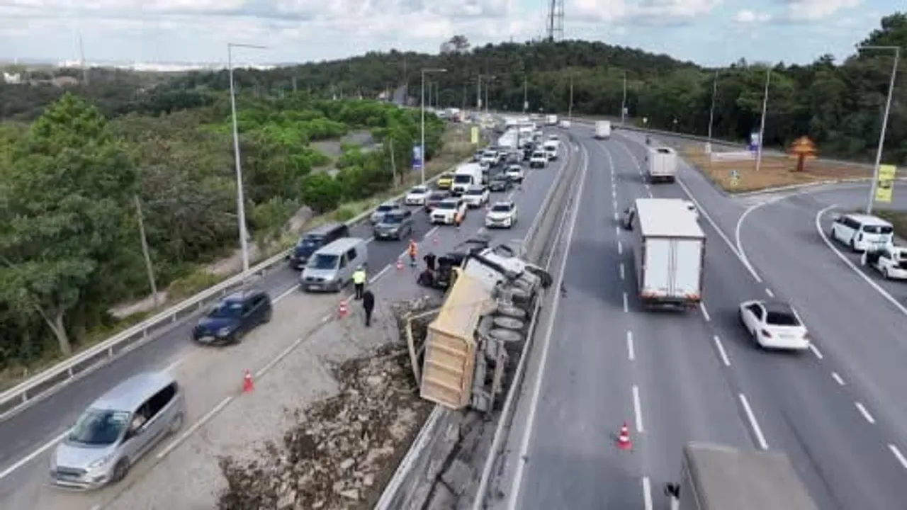 Hafriyat kamyonu Arnavutköy'de refüje devrildi, molozlar karşı şeride saçıldı