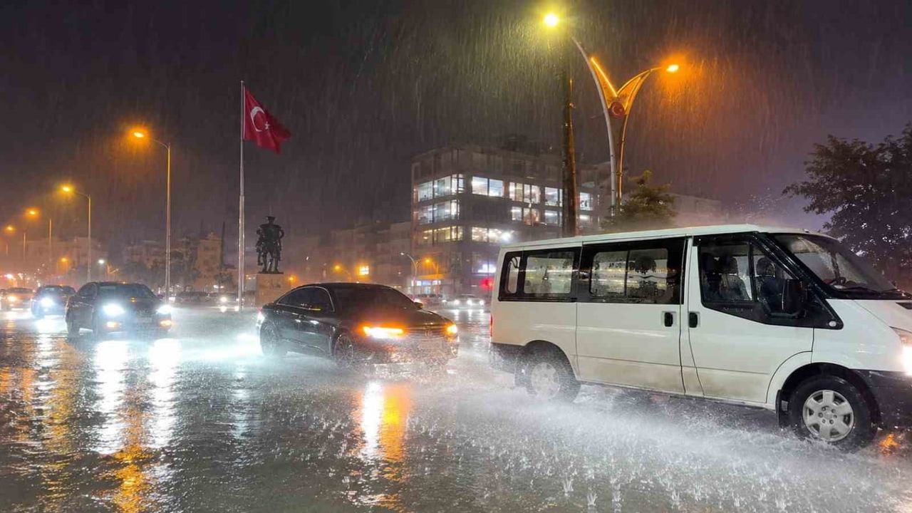 Hakkari'de ani yağış hazırlıksız yakalananları etkiledi