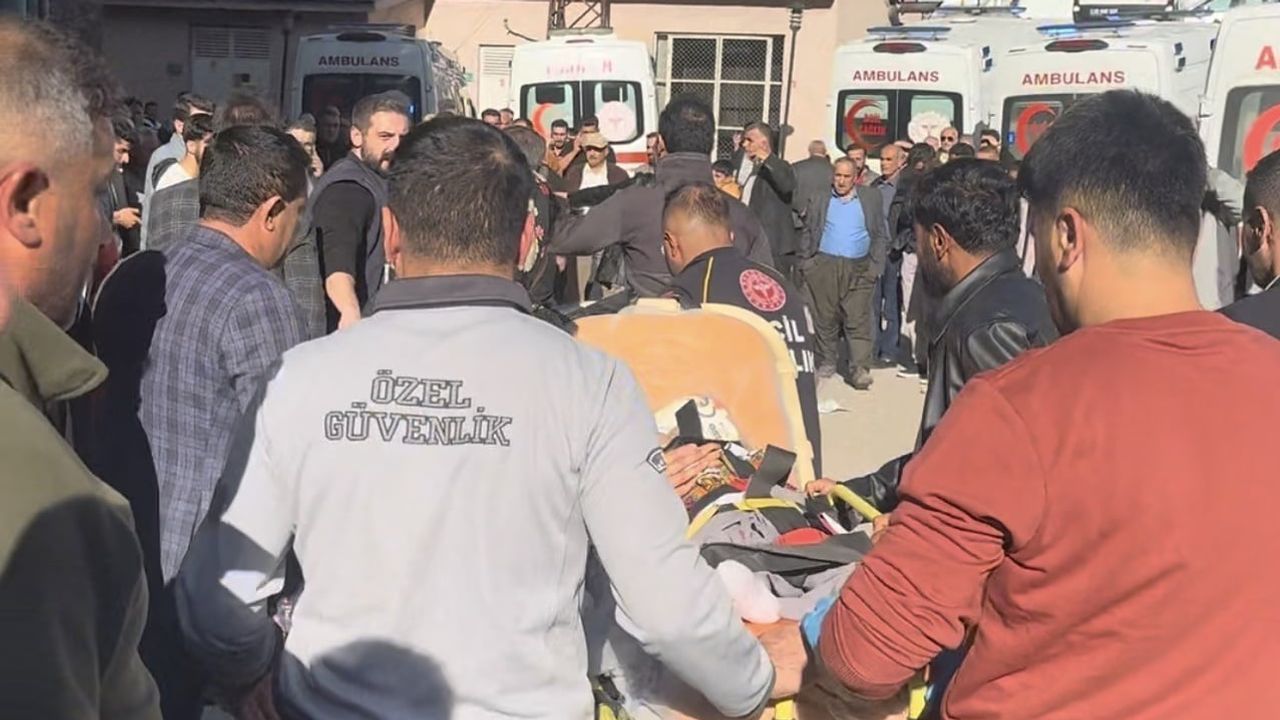 Hakkari'de Haruna mevkiinde kafa kafaya çarpışma: 2 yaşındaki çocuk yaşamını yitirdi, 7 yaralı