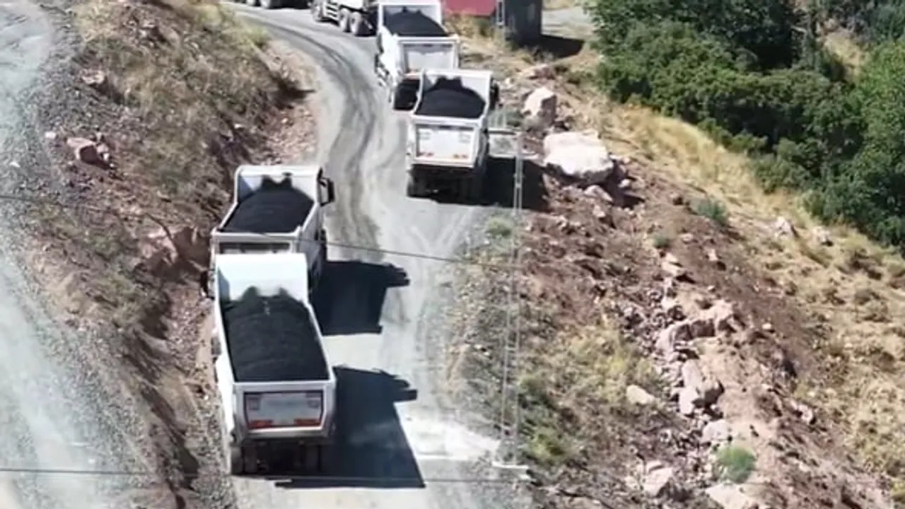 Hakkâri'de kırsal yollar 14,5 kilometre asfaltla konfora kavuştu