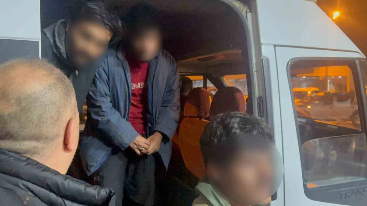 Hakkari'de kontrolden çıkan göçmen minibüsü dereye devrildi