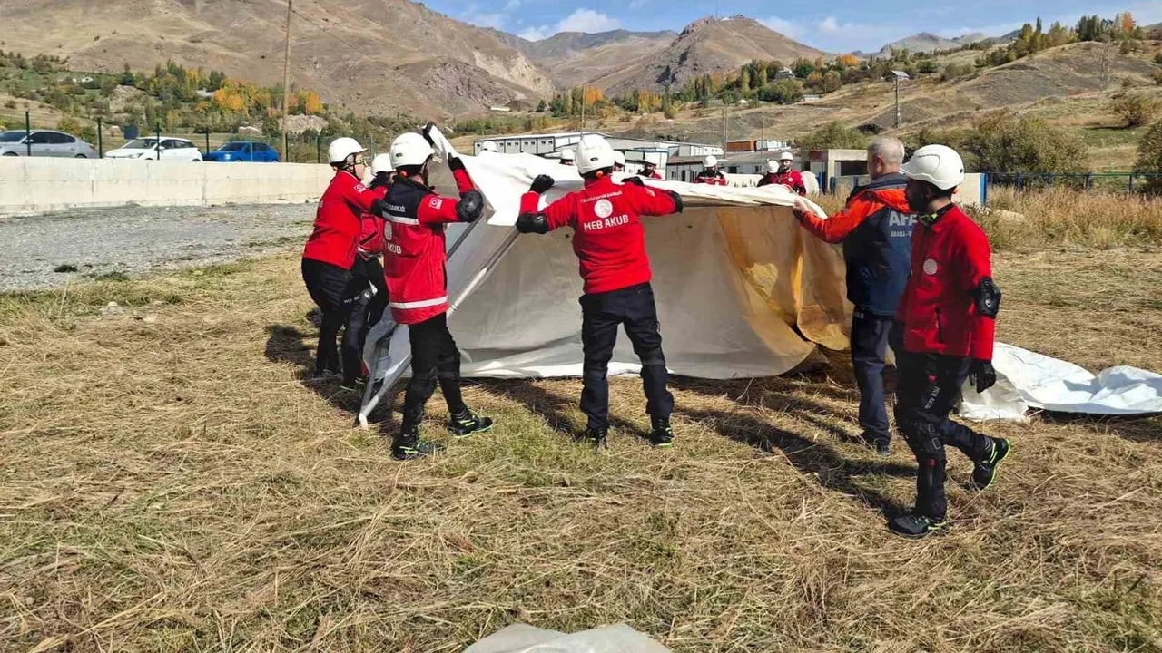 Hakkâri'de MEB AKUB ekibine acil barınma akreditasyonu eğitimi verildi