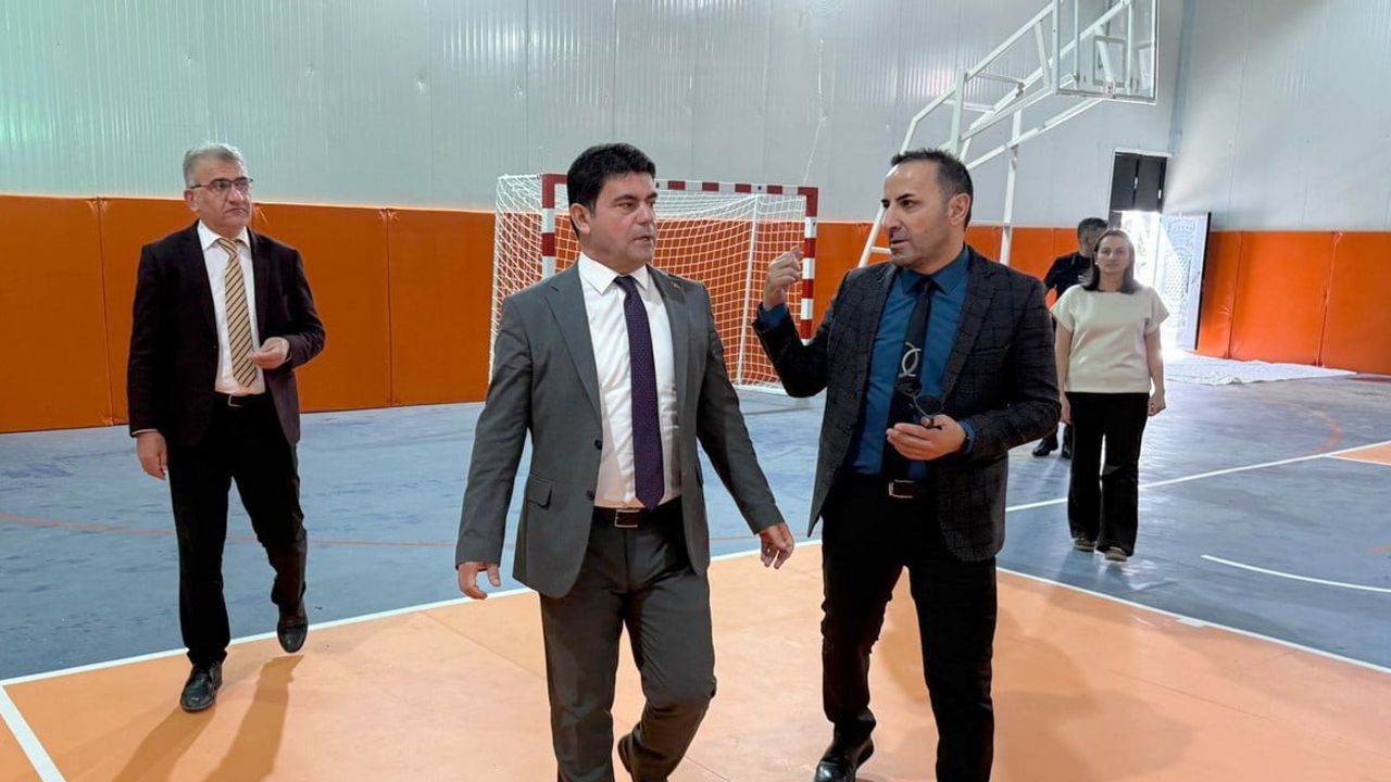 Hakkari'de öğrenciler için yeni spor salonu açıldı