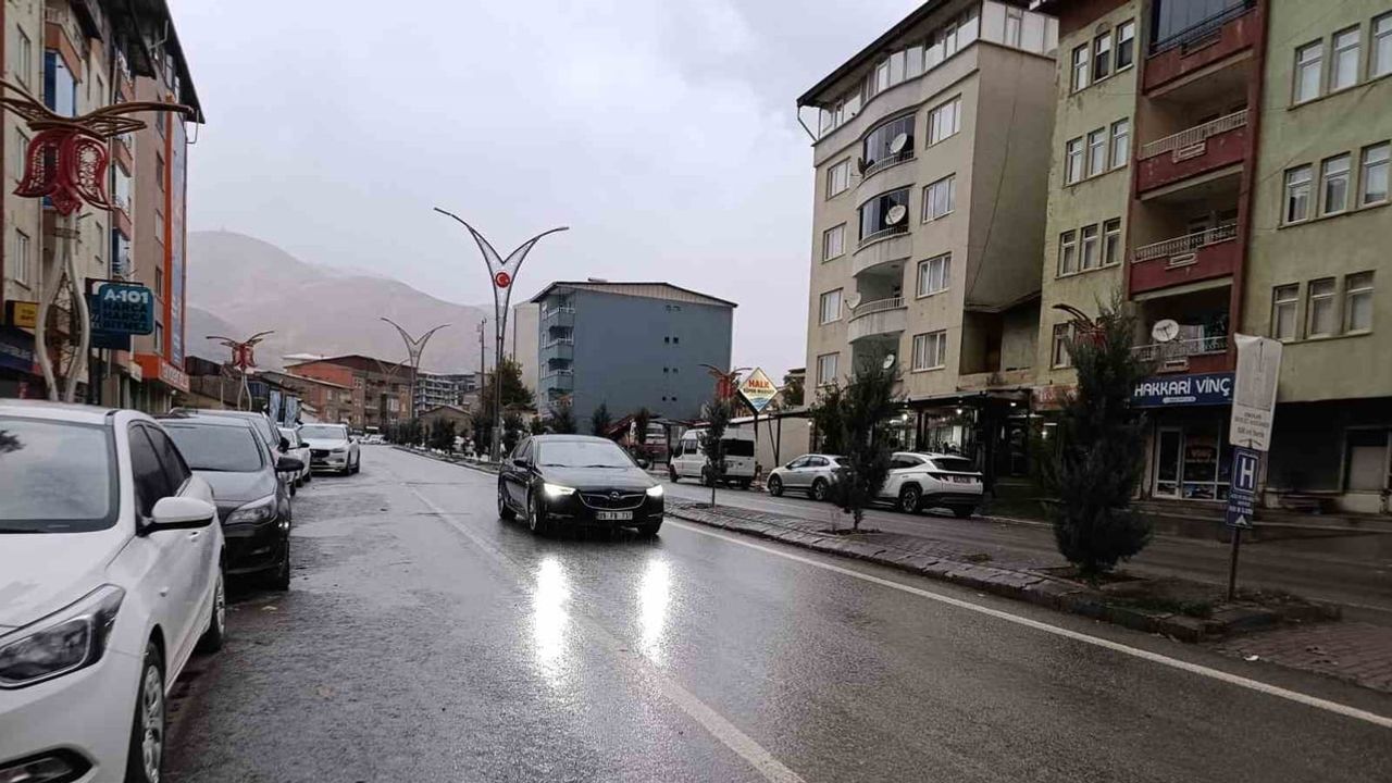 Hakkari'de sağanak ve sis trafik akışını olumsuz etkiledi