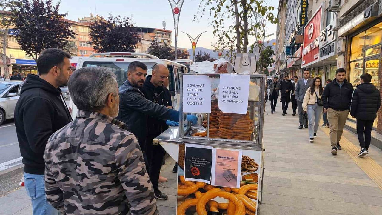 Hakkari'de salavatla tatlı ikramı caddede ilgi topladı