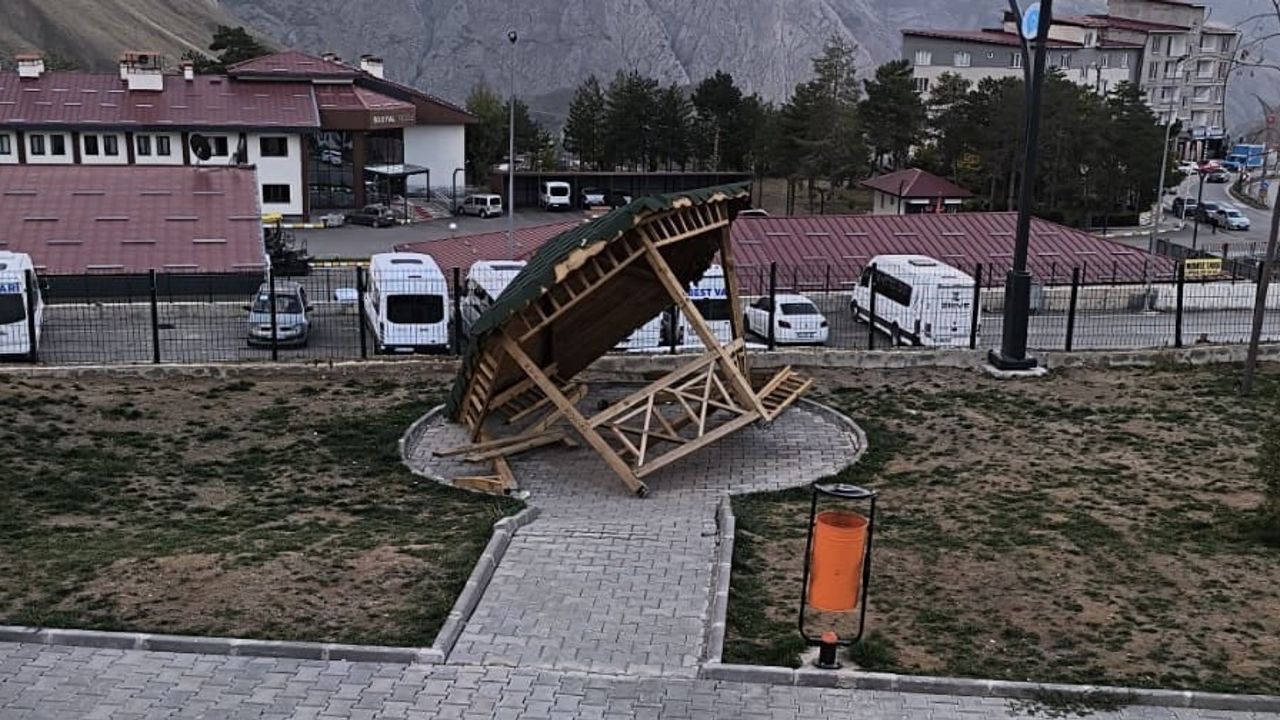 Hakkari'de yeni kamelyanın tahrip edilmesi halkın tepkisini çekti