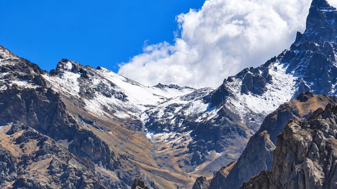 Hakkari'nin yükseklerinde ekim başında sürpriz kar