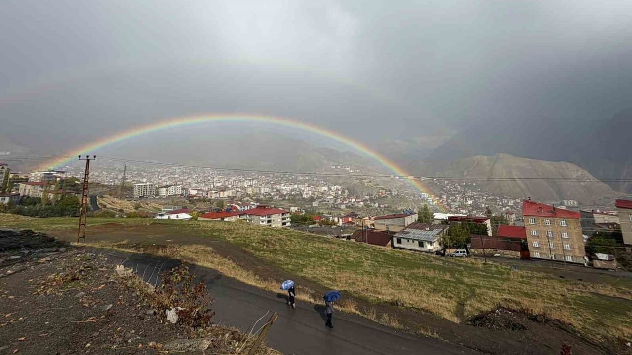 Hakkari semalarında yağmur sonrası gökkuşağı şöleni