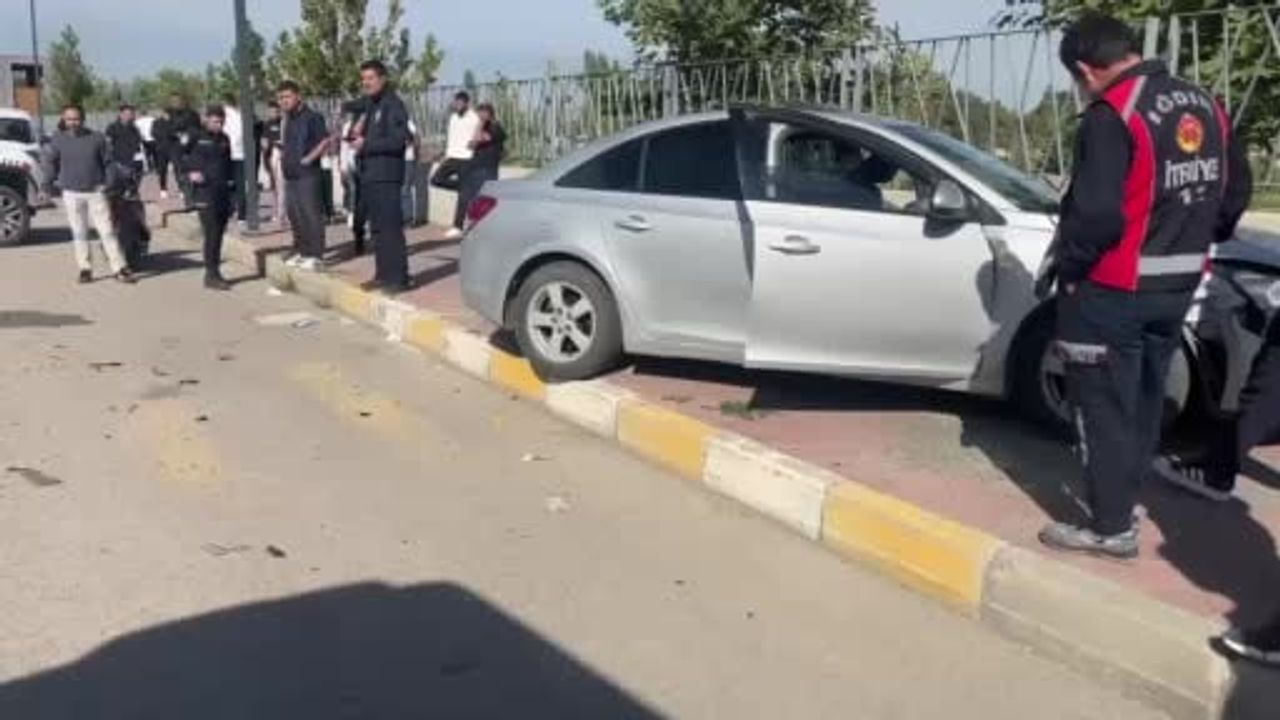 Hakveyis'te Millet Bahçesi yakınında çarpışma: 2 sürücü hafif yaralandı