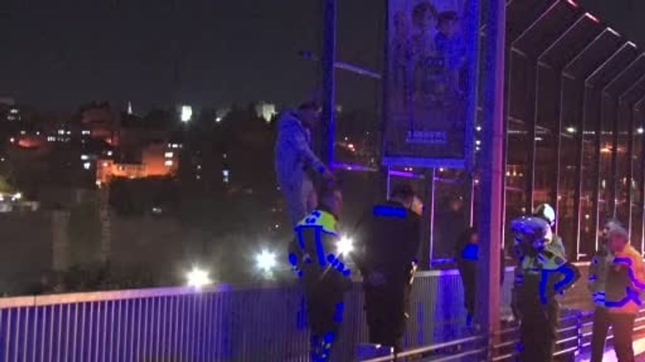 Haliç köprüsü'nde işten çıkarıldığı belirtilen kişi iki saatlik görüşmeyle ikna edilerek indirildi