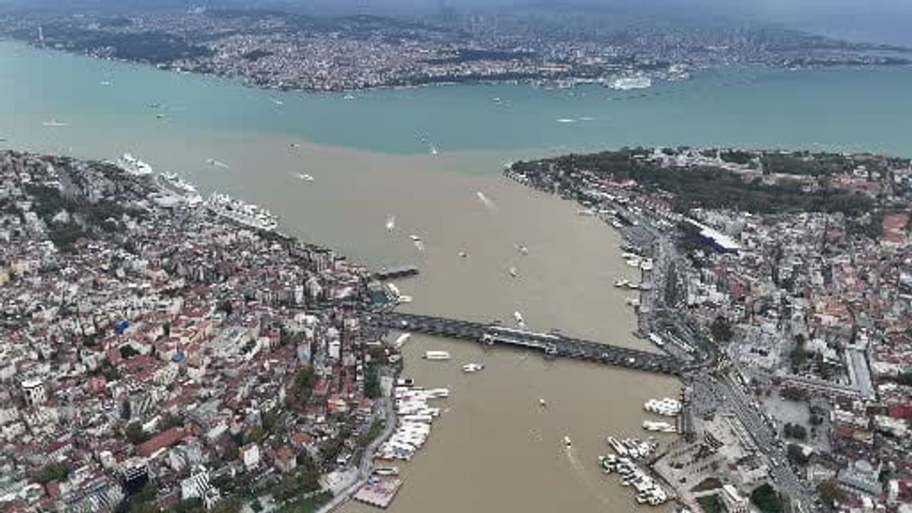 Haliç'ten boğaza kahverengi çamur akışı havadan kaydedildi