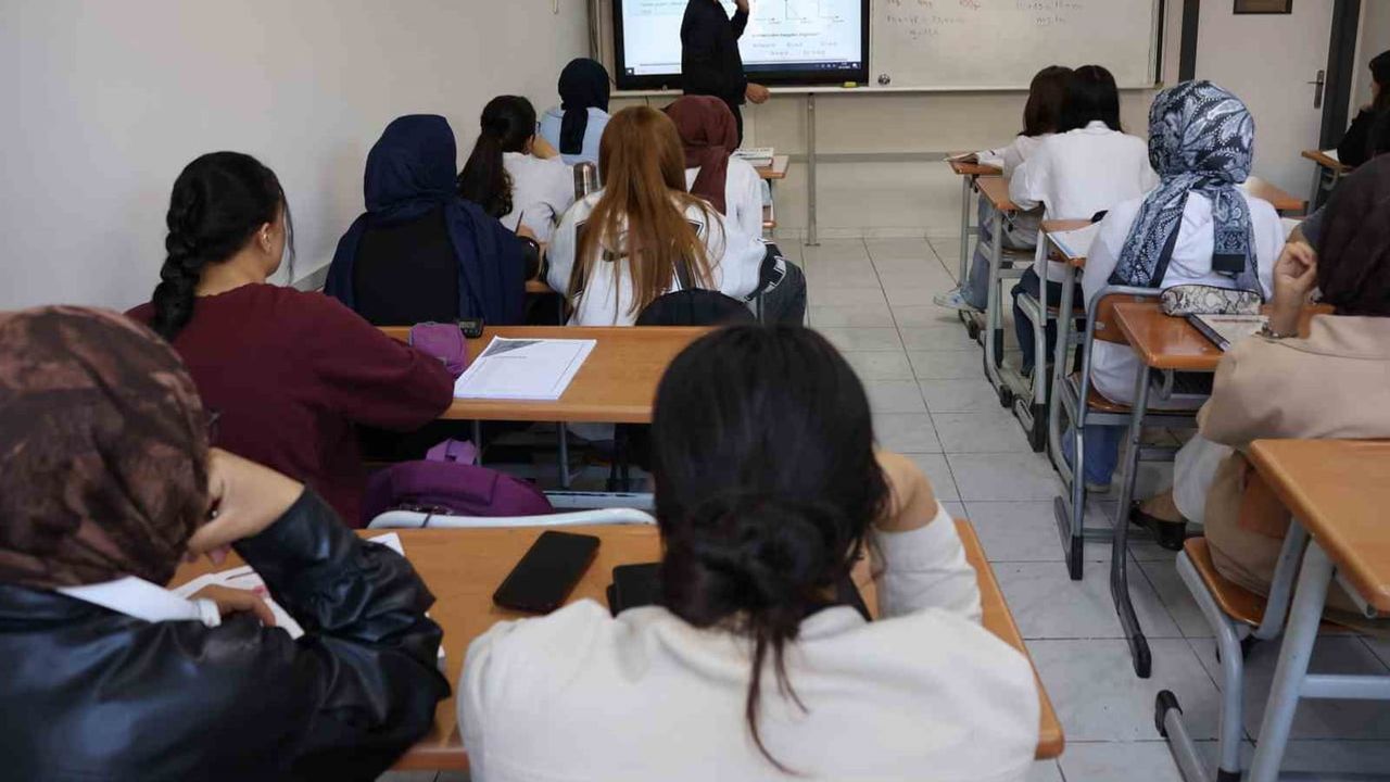 Haliliye'de gençlerin başarı yolculuğunu güçlendiren ücretsiz eğitim merkezi