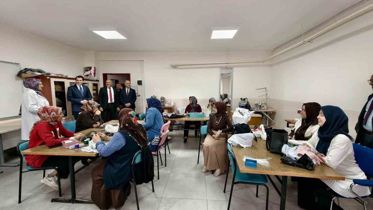 Halk eğitimi kurslarında el emeği ve yeni beceriler ön planda