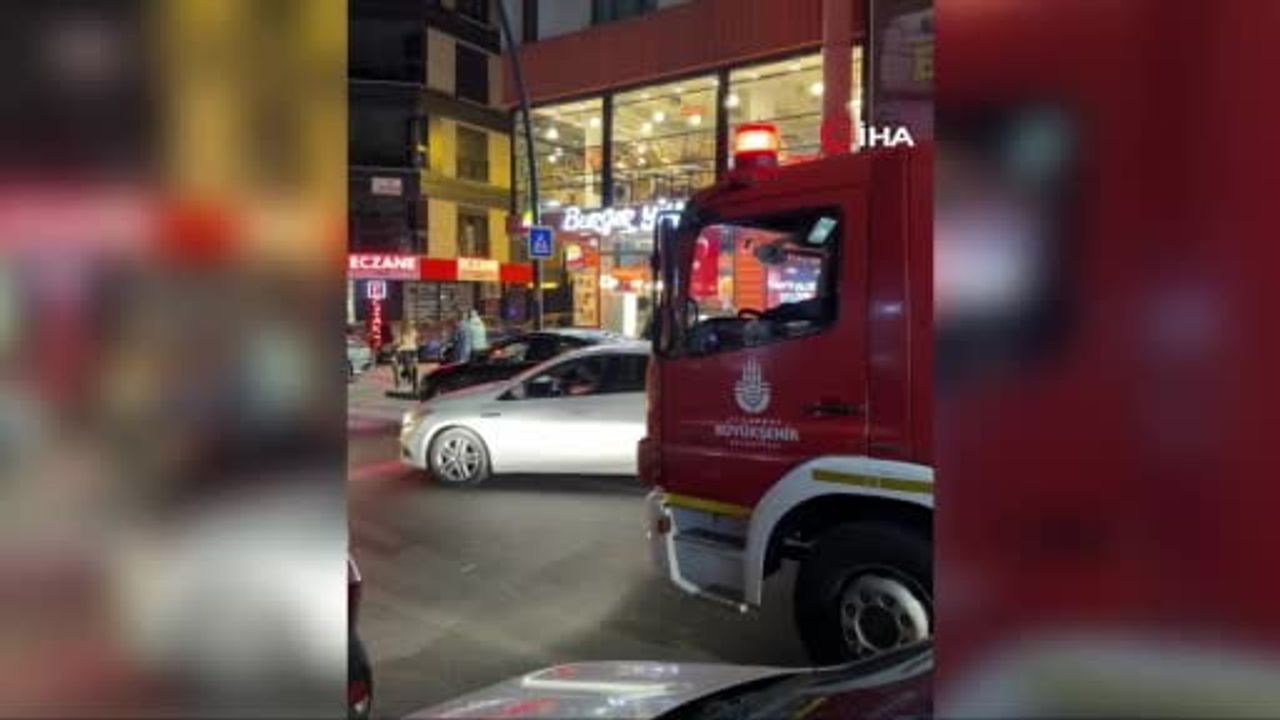 Halkalı Caddesi'nde gece kazası: minibüse arkadan çarpan otomobilde iki kadın hafif yaralandı