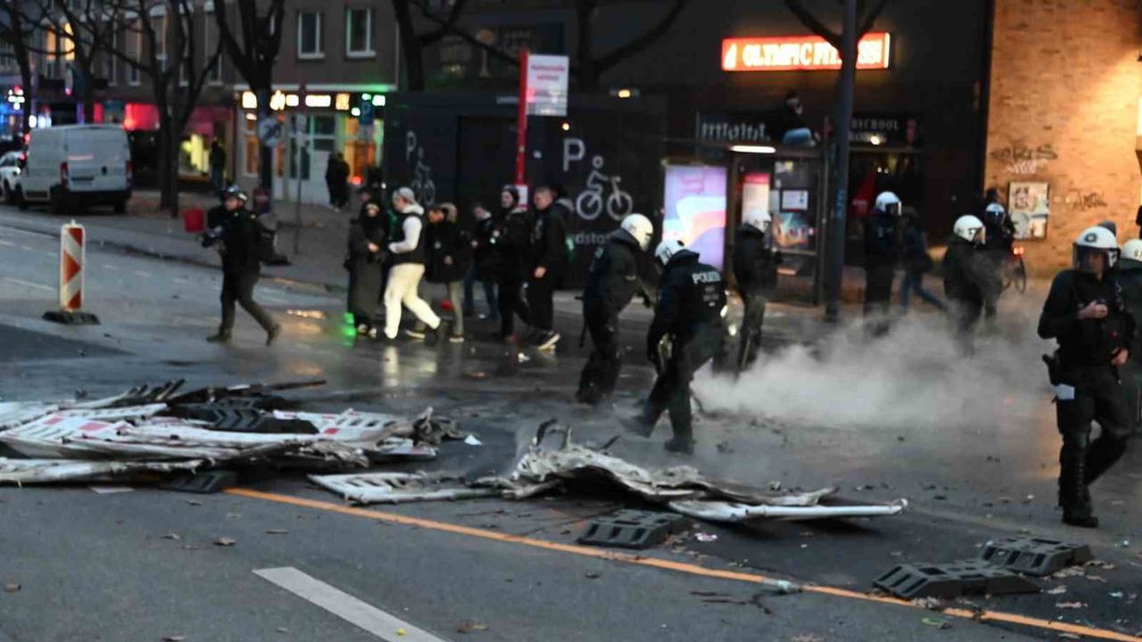 hamburg'da gençlik yürüyüşü olaylı bitti: barikatlar yakıldı, polis müdahale etti