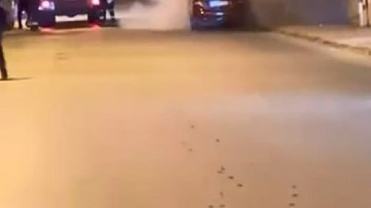 Hamdi Başaran Caddesi'nde park halindeki araç kısa sürede söndürüldü