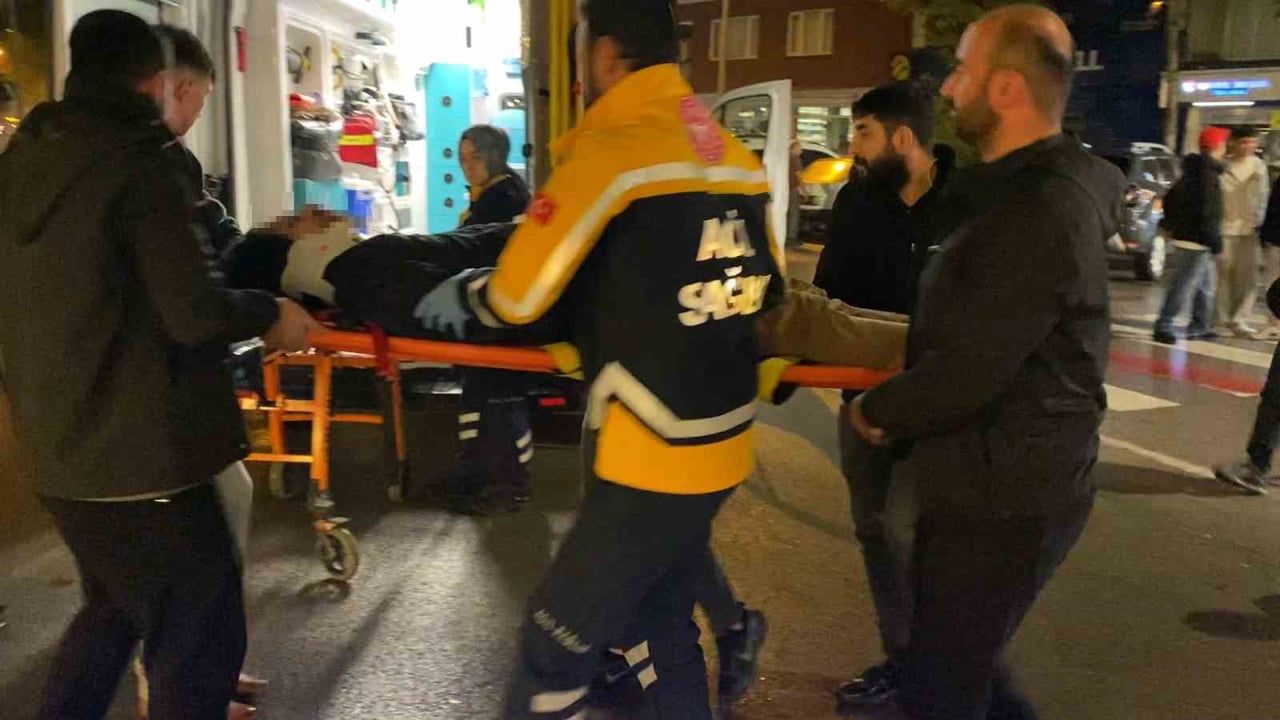 Hamidiye'de Park Caddesi'nde çarpışma: yaya ve 17 yaşındaki sürücü yaralandı
