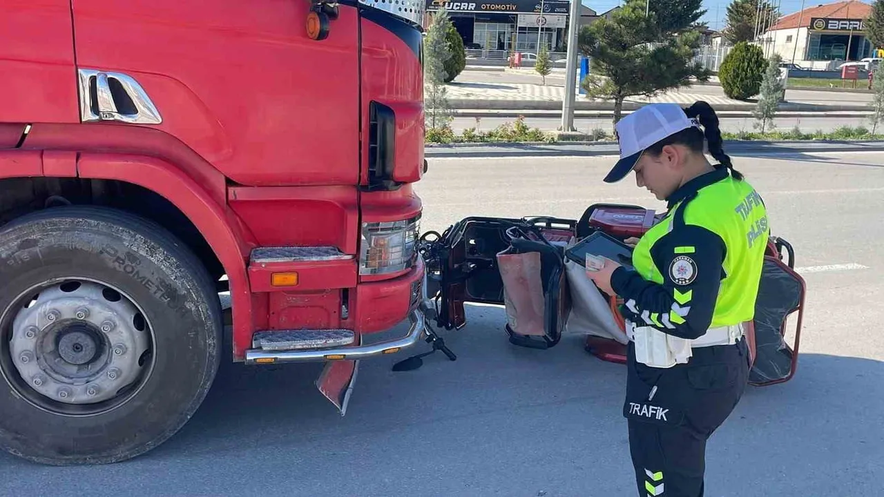 Hamidiye'de tali yol çıkışıyla çarpışan üç tekerlekli bisiklet 10 metre sürüklendi