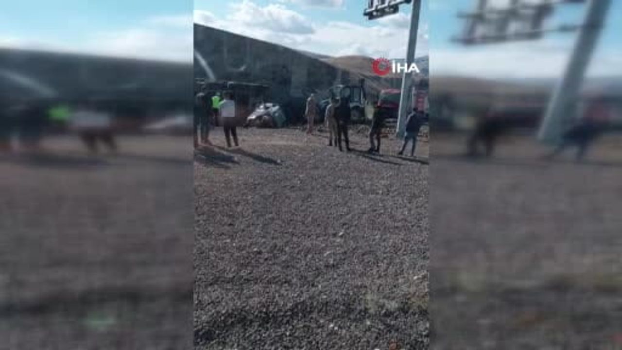Hamur-Tutak kavşağında çarpışma: otomobil tırın altında kaldı, 4 kişi yaşamını yitirdi