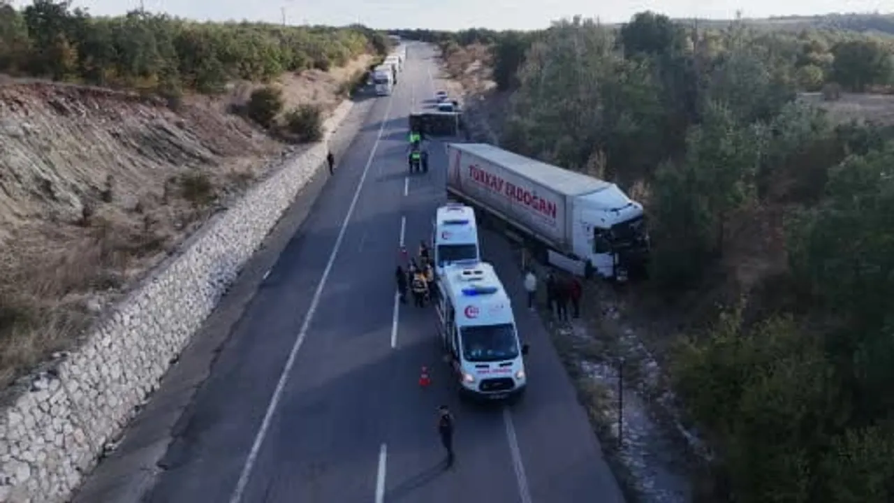 Hamzabeyli yolunda tır ile kamyonet çarpıştı: dört kişi yaralandı