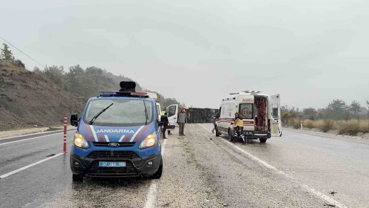Hanönü'de sağanakta kayan hafriyat kamyonu devrildi, sürücü yaralandı