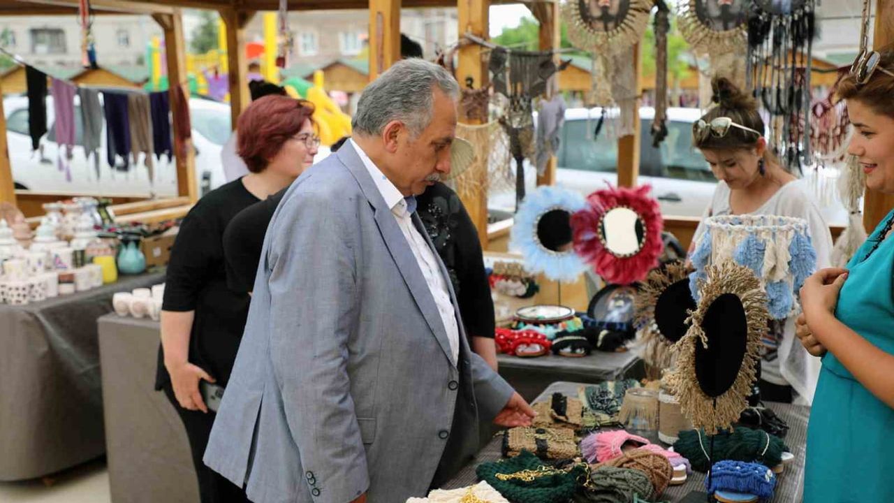 Harman Mahallesi Meydanı'nda maharetli eller yeniden tezgâh açıyor