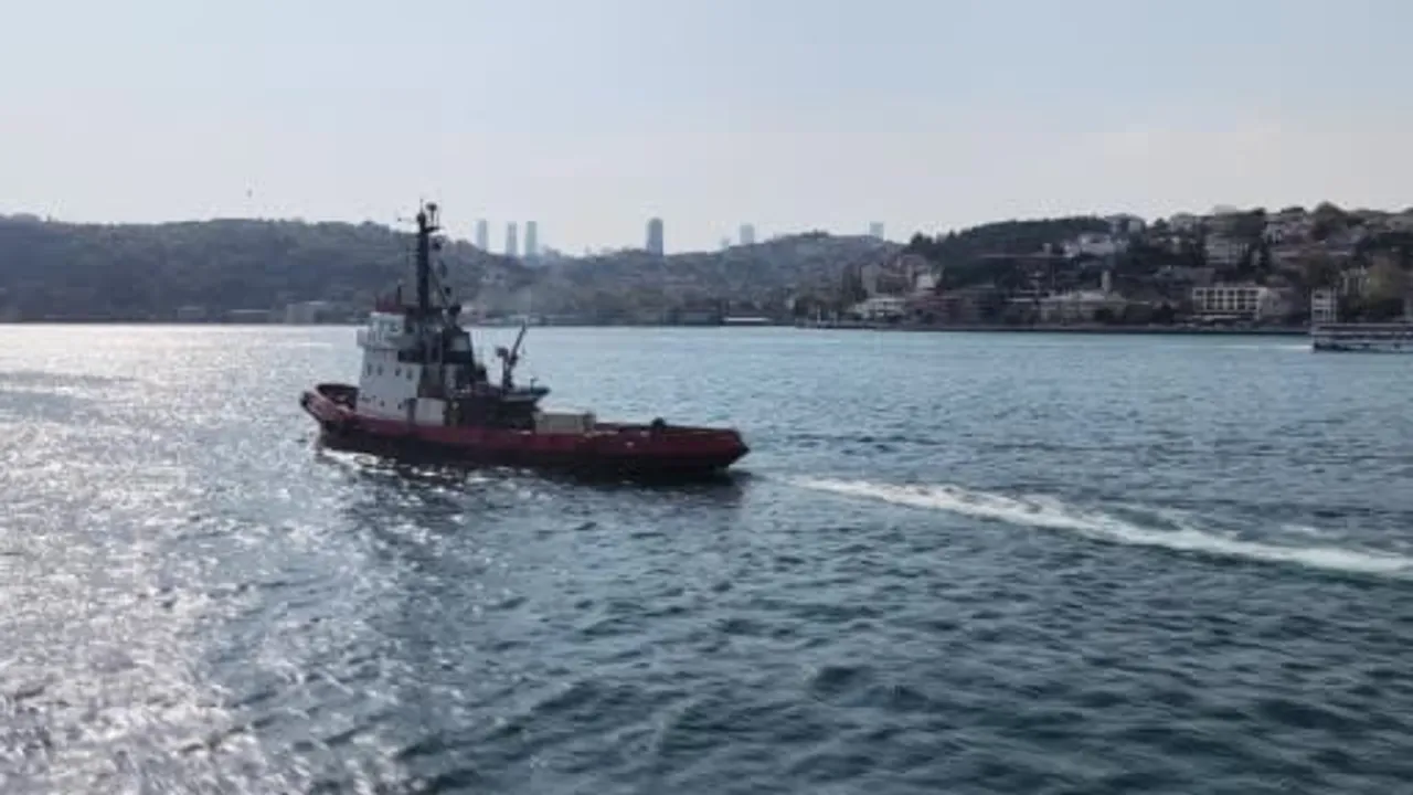 Hasarlı iki gemi boğazdan geçerek Yalova tersanelerine sevk edildi