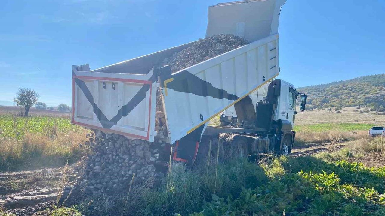 Hasat dönemi için İnönü'de tarla yolları ve su hatları yenileniyor